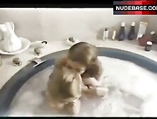 Amel Amor Lesbian Sex In Roung Bathtub – Trampa Sexual