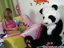 Mädchen Lässt Sich Vom Typen Im Pandakostüm Nageln