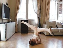 Gelenkige Tänzerin Milla Lukoshkina Zieht Sich Im Wohnzimmer Nackt Aus