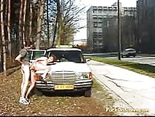Amateursletje Neukt De Taxichauffeur Aan De Kant Van De Weg