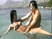 Una Puttana Mora E Sexy Cavalca Un Cazzo In Spiaggia