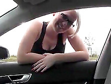 Schöne Blondine Wird Im Freien In Einem Auto Gefickt