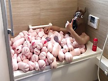 総額100万円以上⁉︎ オナホール４００個で、オナホ風呂を作ってみた! I Made A Masturbates Bath With 400 Masturbators. （無修正）