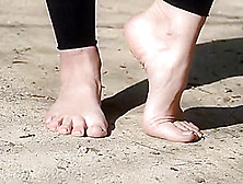 Eleonoire Barefoot & Naked