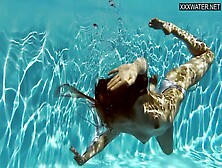 Nice Underwater Acrobatics In The Pool With Mia Split