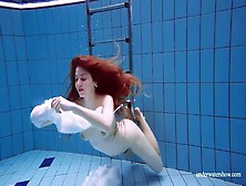 Una Bella Teenager Rossa Si Mostra Nuda Sott'acqua
