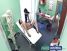 Doctora Lesbiana Satisface A Su Paciente