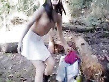 Asiatisches Teen Almond Strippt Im Wald