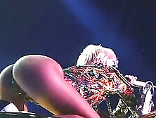 Miley Cyrus Arreganhando As Pernas Em Show Ao Vivo