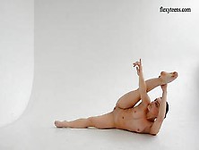 Atleta Elastica Dasha Lopuhova Mostra Le Tette Piccole Durante Il Suo Sport