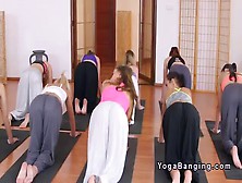 Nuevas Posturas Tras La Clase De Yoga