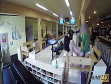 Bezaubernde Teen In Öffentlicher Bar Gefickt Pov