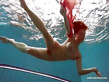 Junge Rothaarige Deniska Zieht Sich Unter Wasser Nackt Aus Und Schwimmt